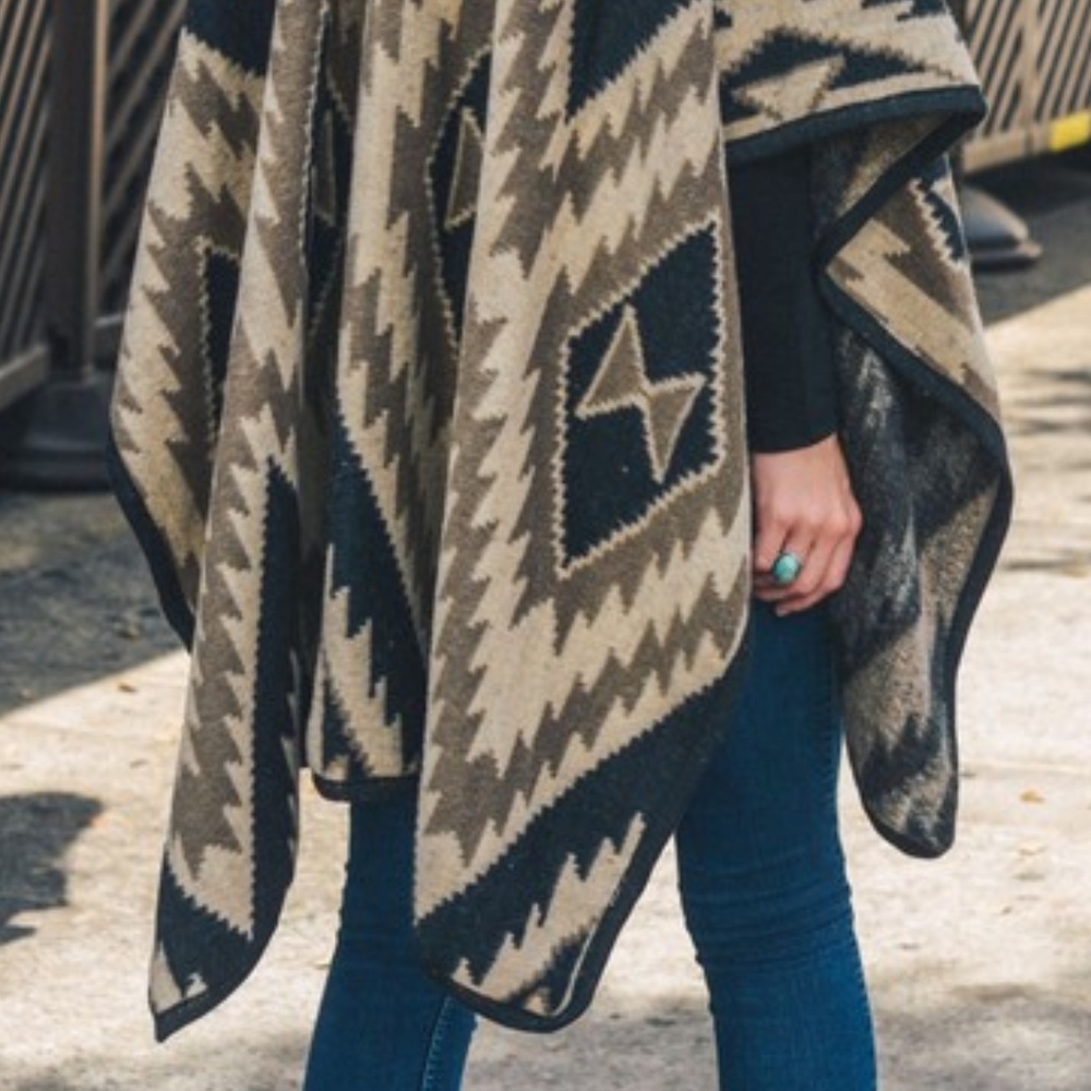Seasonal Closeout LAST ONE // Folk Style Ruana - Picture 2 of 8